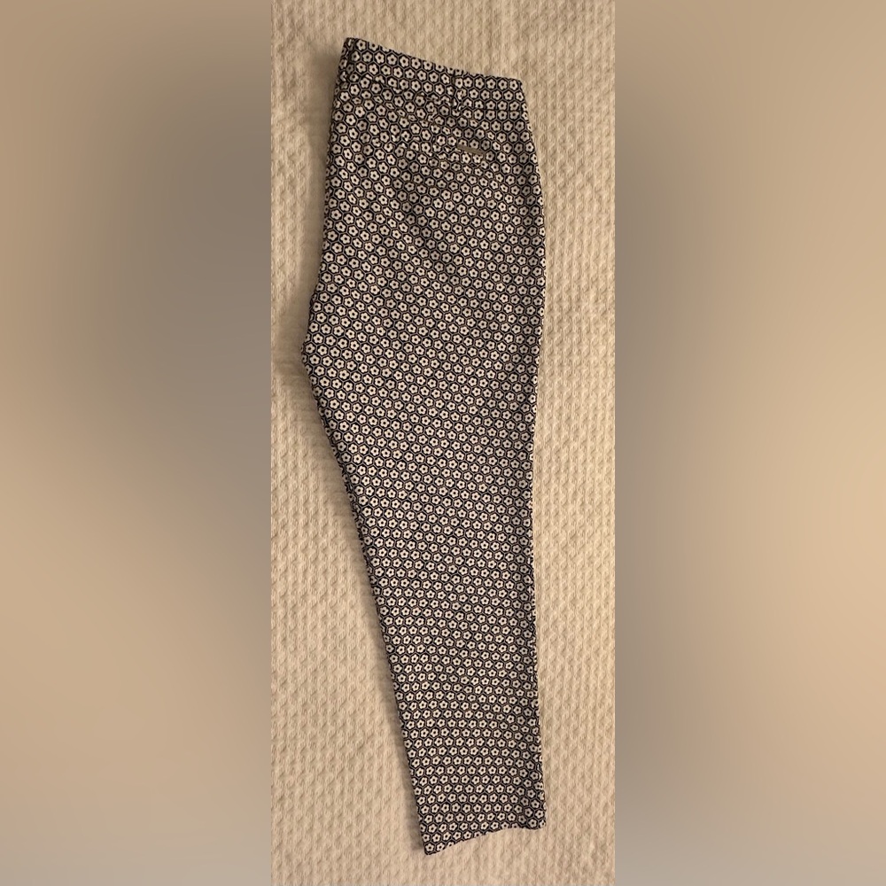 NWOT MICHAEL Michael Kors Black/White Daisy Print Cotton Stretch Pants. Size 10. - Picture 8 of 13